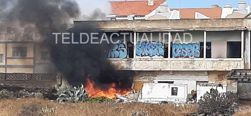 El fuego se originó en la trasera de una vivienda abandonada de la calle del Cango / TA